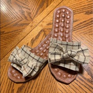 New size 40 women’s sandals. Never worn.